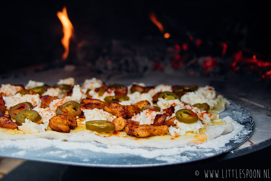 Tex Mex pizza met spicy kip en jalapeño