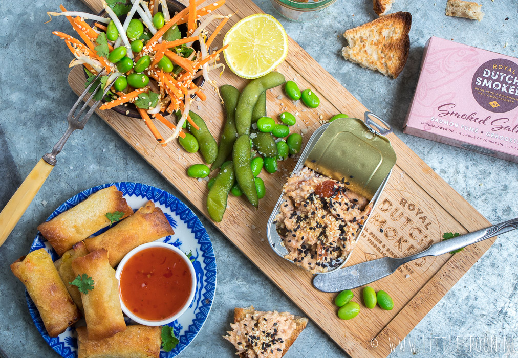 Oosters borrelplankje met Aziatische gerookte zalmsalade