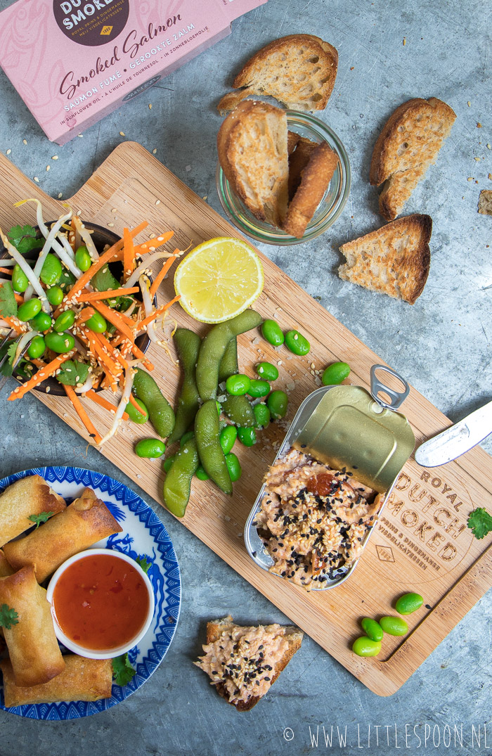 Oosters borrelplankje met Aziatische gerookte zalmsalade