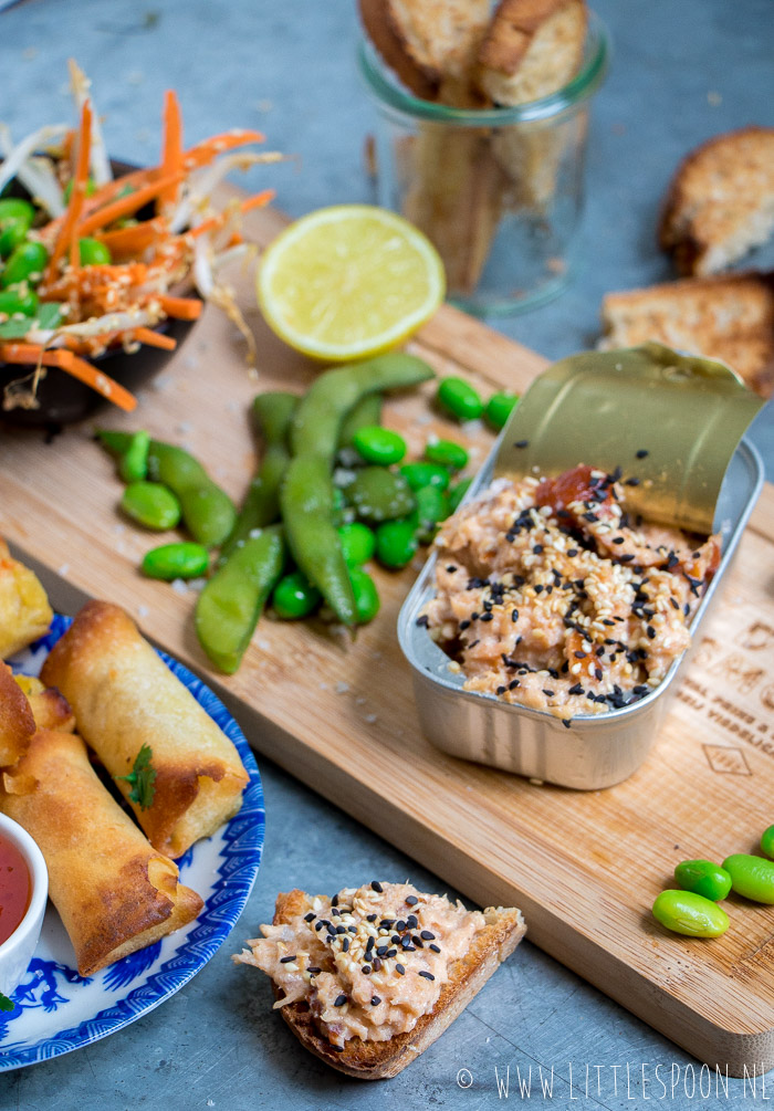 Oosters borrelplankje met Aziatische gerookte zalmsalade