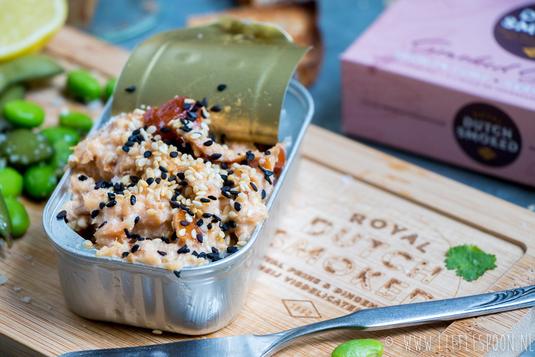 Oosters borrelplankje met Aziatische gerookte zalmsalade