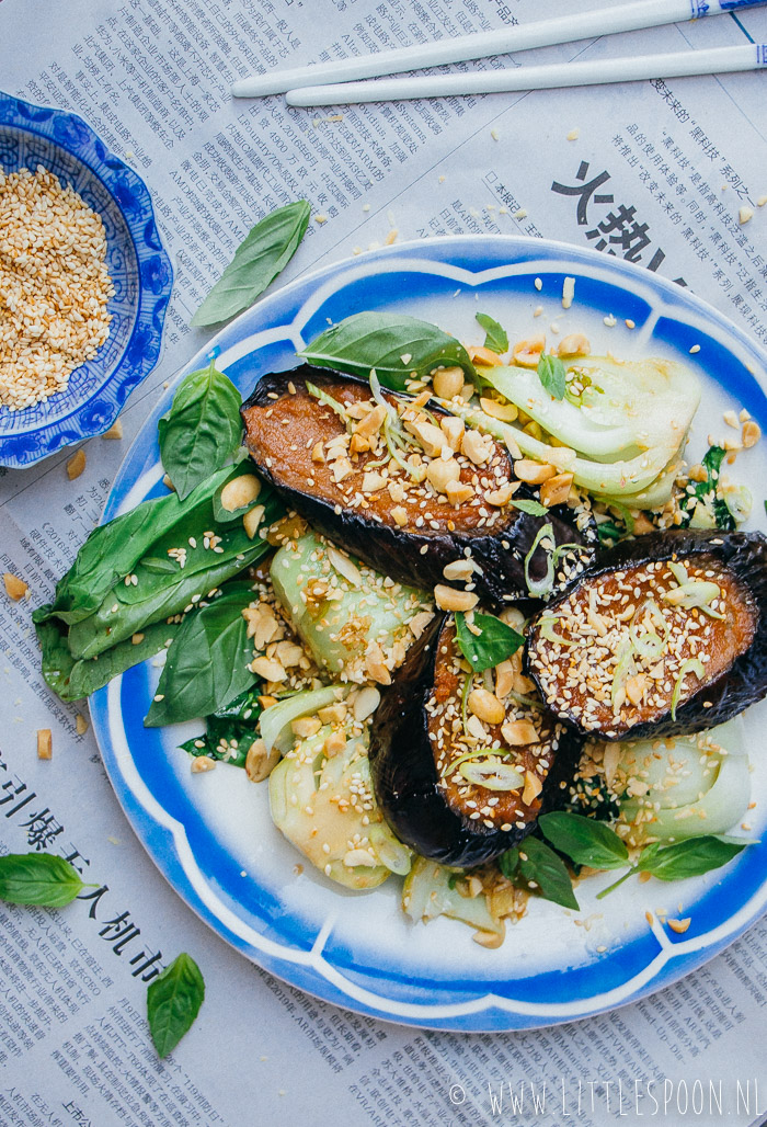 Miso aubergine met paksoi en pinda's