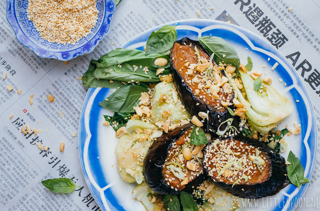 Miso aubergine met paksoi en pinda's