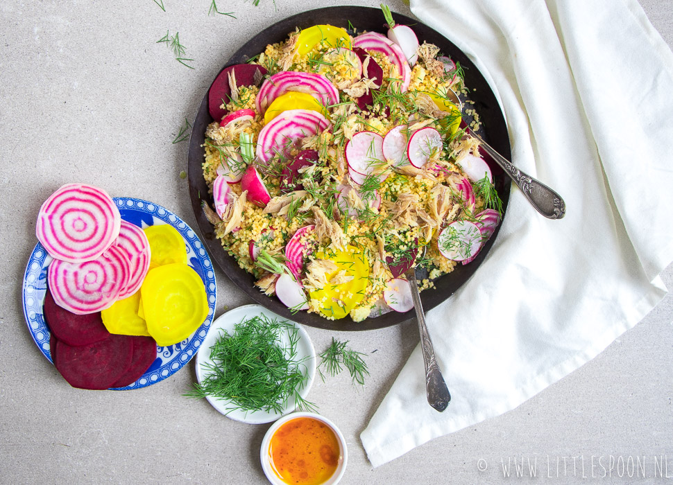 Couscous salade met gerookte makreel, gekleurde bietjes en harissadressing