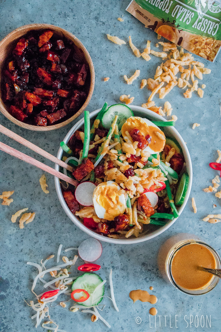 Gado gado salade met tempeh, ei, boontjes, pindasaus en naturel crispy uitjes