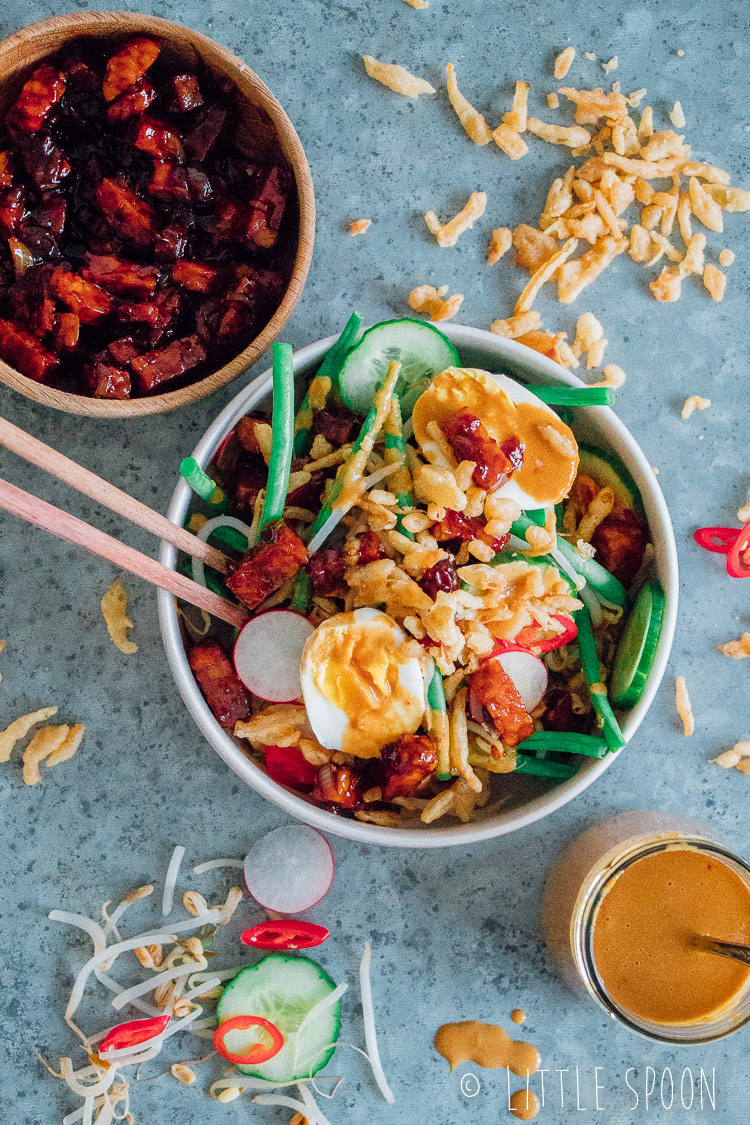 Gado gado salade met tempeh, ei, boontjes, pindasaus en naturel crispy uitjes