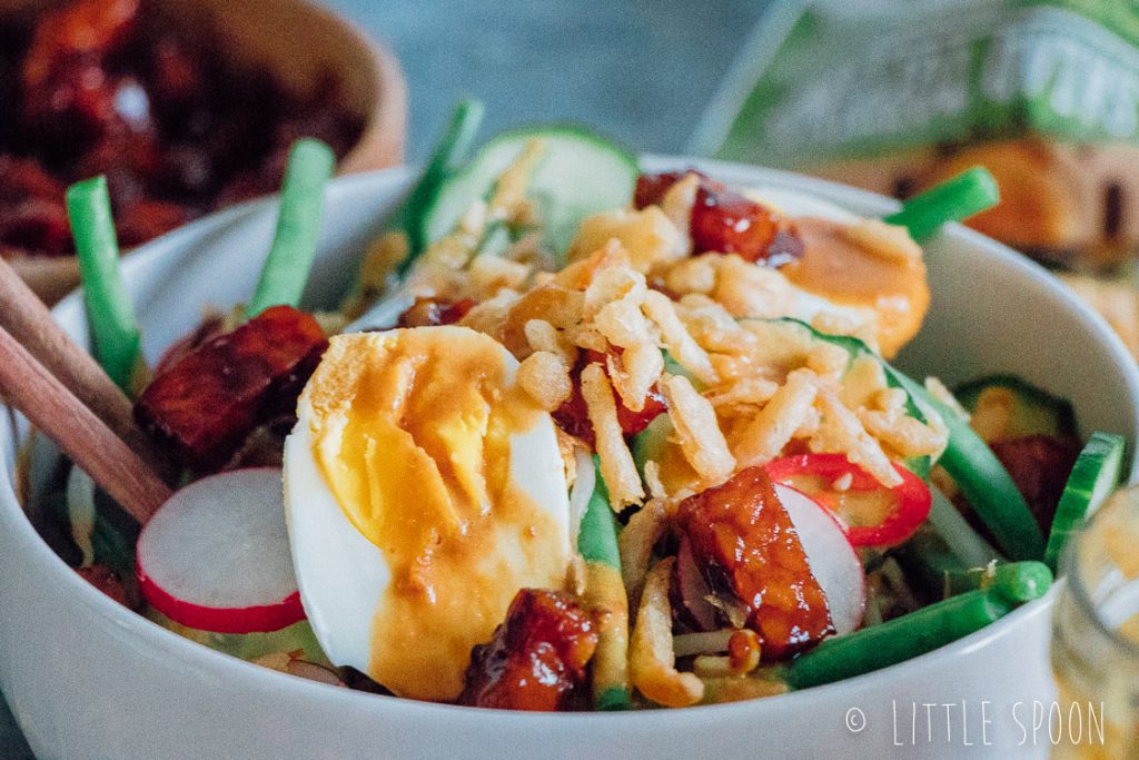 Gado gado salade met tempeh, ei, boontjes, pindasaus en naturel crispy uitjes