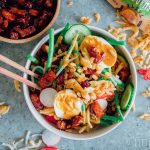 Gado gado salade met tempeh, ei, boontjes, pindasaus en naturel crispy uitjes