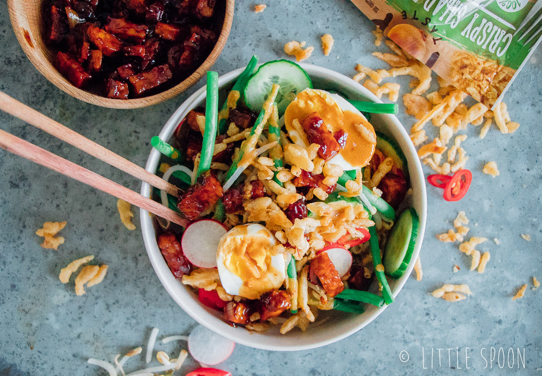 Gado gado salade met tempeh, ei, boontjes, pindasaus en naturel crispy uitjes