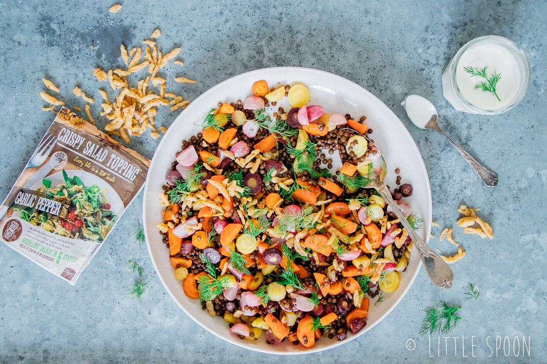 Linzensalade met geroosterde wortels, groene kruiden, yoghurt tahin dressing en garlic pepper crispy uitjes