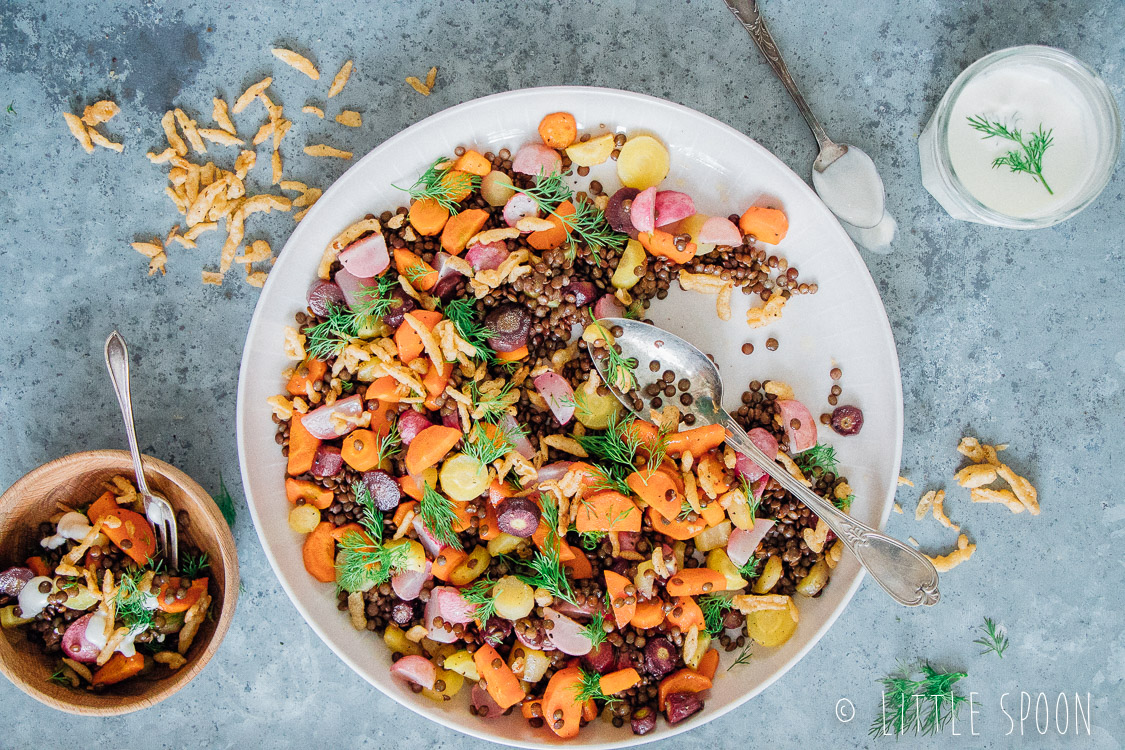 Linzensalade met geroosterde wortels, groene kruiden, yoghurt tahin dressing en garlic pepper crispy uitjes