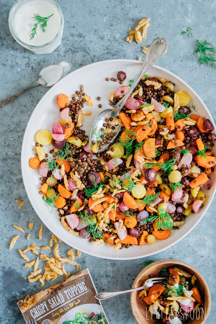 Linzensalade met geroosterde wortels, groene kruiden, yoghurt tahin dressing en garlic pepper crispy uitjes