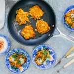 Pompoenkoekjes met aardappel, feta en harissayoghurt