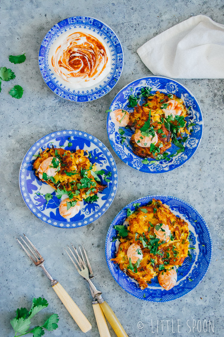 Pompoenkoekjes met aardappel, feta en harissayoghurt