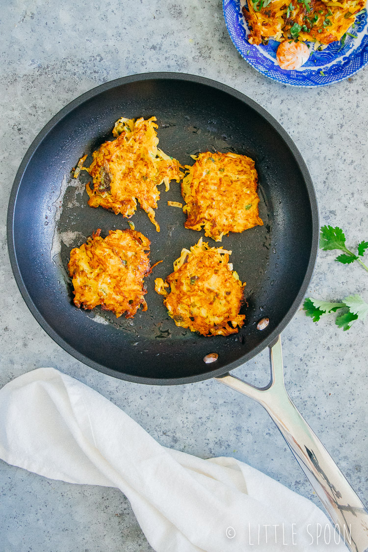 Pompoenkoekjes met aardappel, feta en harissayoghurt