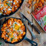 Shakshuka van zoete aardappel met feta en paprika crispy uitjes