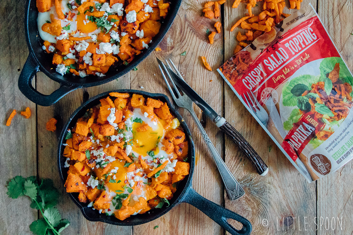 Shakshuka van zoete aardappel met feta en paprika crispy uitjes