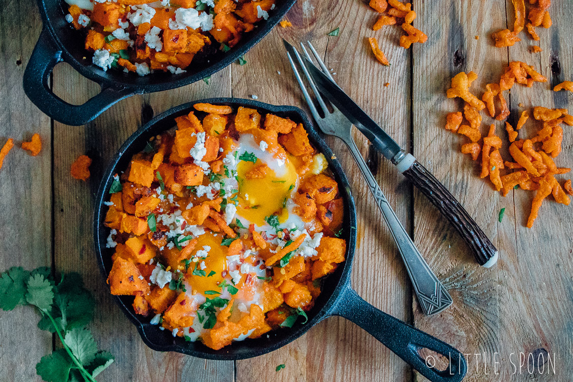 Shakshuka van zoete aardappel met feta en paprika crispy uitjes