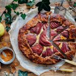 Speculaasgalette met stoofpeertjes en frangipane