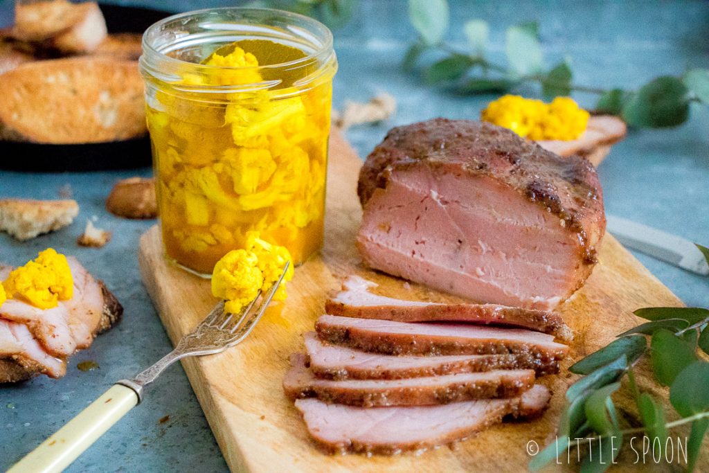 Beenhammetje uit de oven met zoetzuur van bloemkool