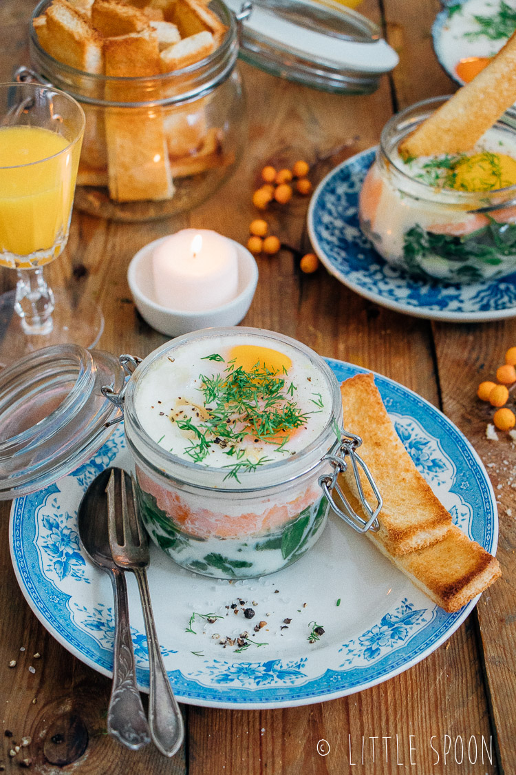 Eierpotjes met creme fraiche, gerookte zalm en spinazie