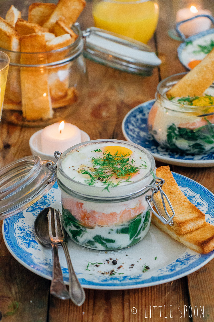 Eierpotjes met crème fraîche, gerookte zalm en spinazie