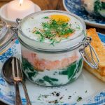 Eierpotjes met crème fraîche, gerookte zalm en spinazie