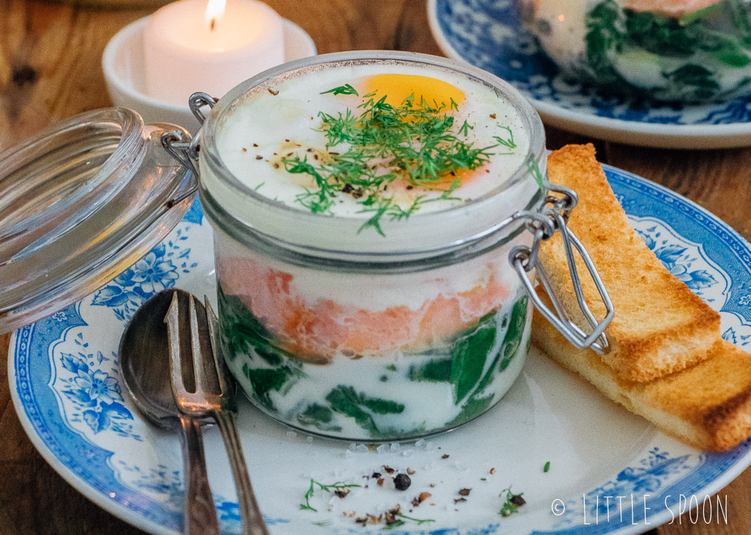 Eierpotjes met crème fraîche, gerookte zalm en spinazie