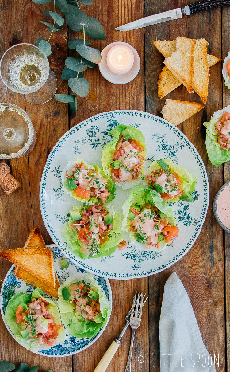 Garnalencocktail deluxe: Hollandse garnalen, stukjes avocado, gerookte zalm en zelfgemaakte cocktailsaus botersla