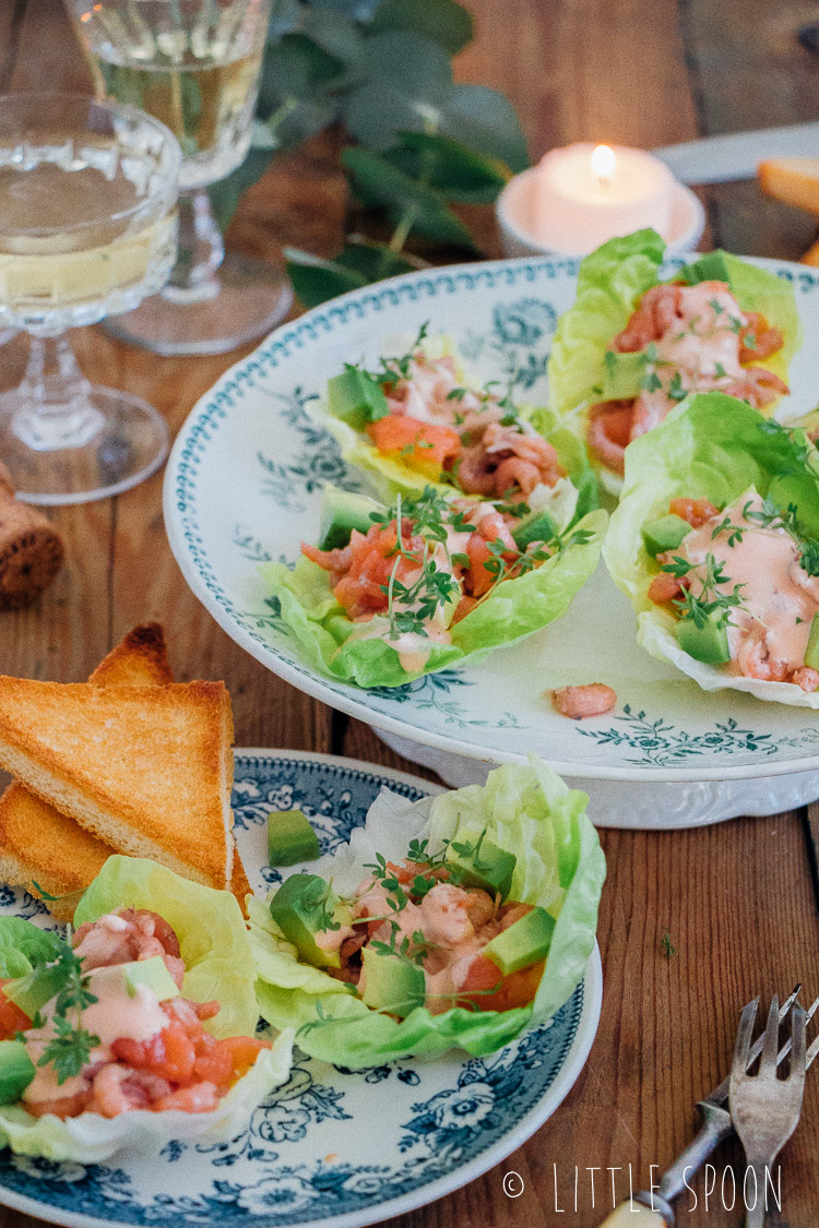 Garnalencocktail deluxe: Hollandse garnalen, stukjes avocado, gerookte zalm en zelfgemaakte cocktailsaus botersla