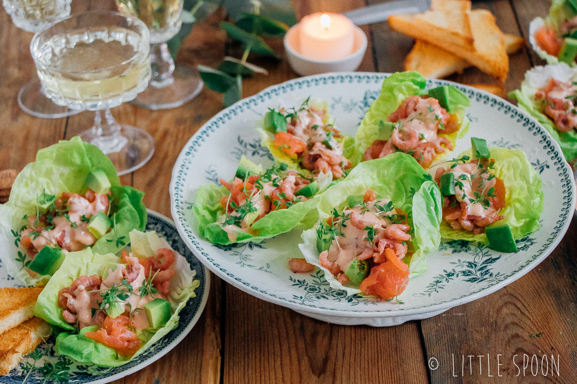 Garnalencocktail deluxe: Hollandse garnalen, stukjes avocado, gerookte zalm en zelfgemaakte cocktailsaus botersla