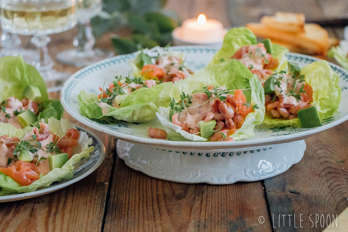 Garnalencocktail deluxe: Hollandse garnalen, stukjes avocado, gerookte zalm en zelfgemaakte cocktailsaus botersla