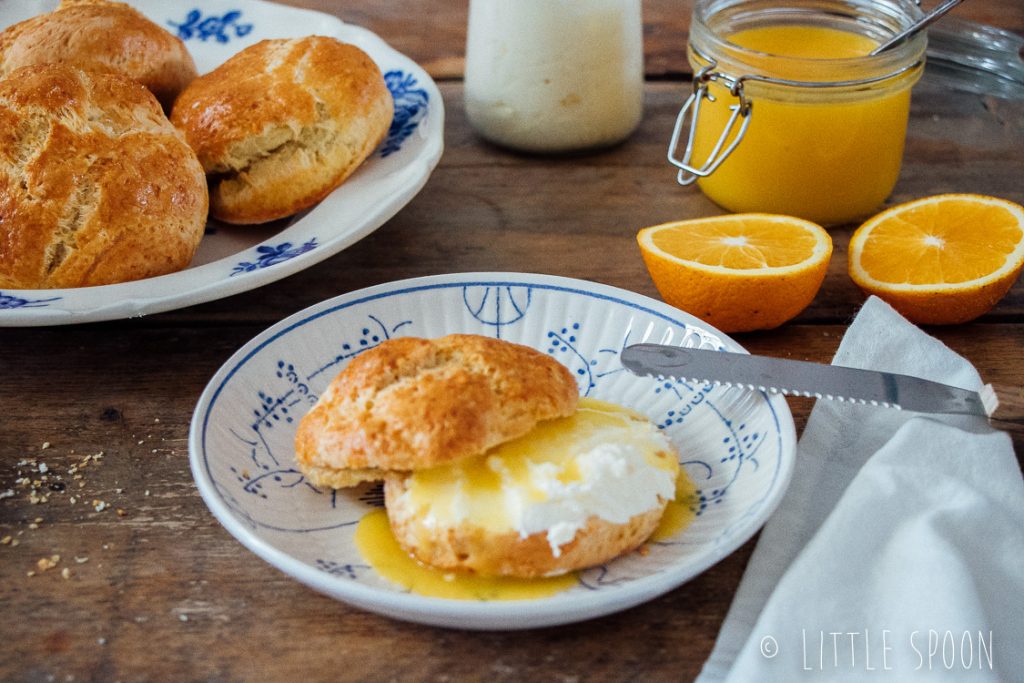 Kardemomscones met orange curd en clotted cream