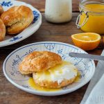 Kardemomscones met orange curd en clotted cream