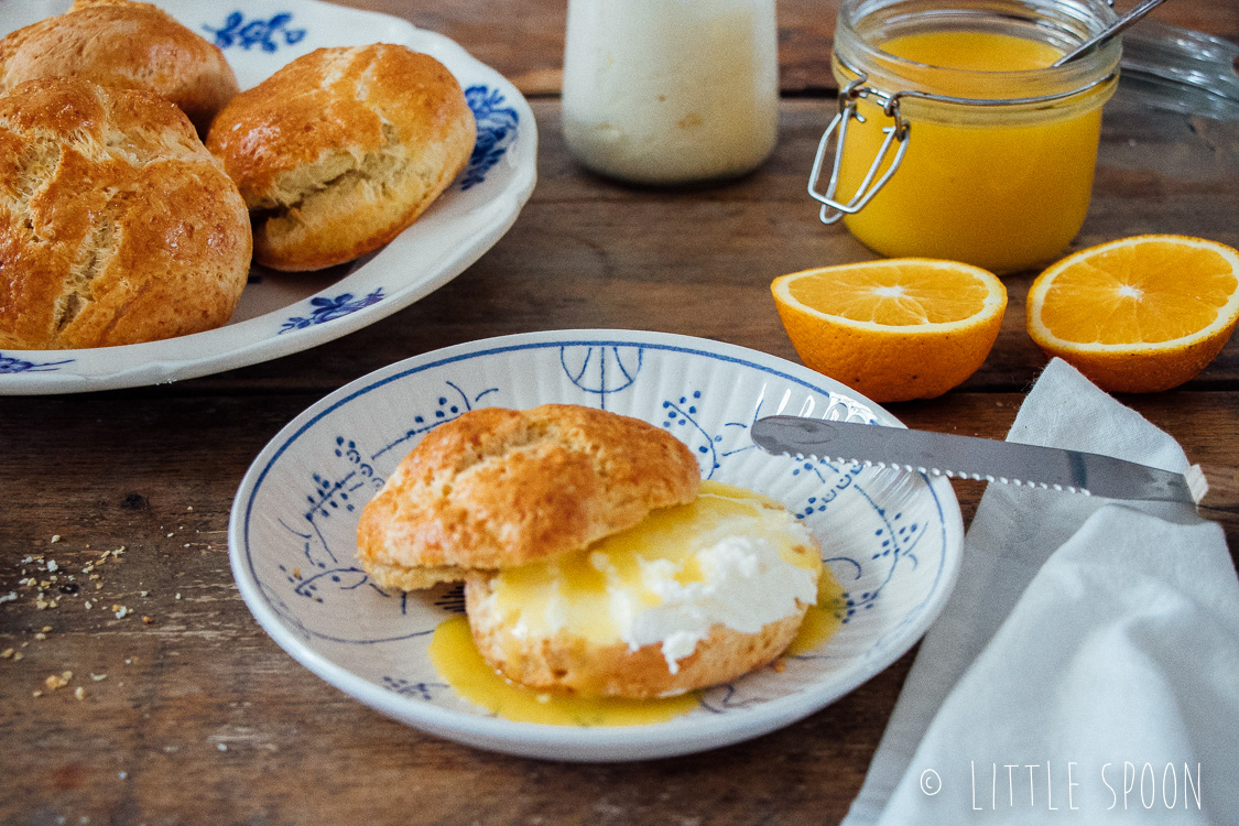 Kardemomscones met orange curd en clotted cream