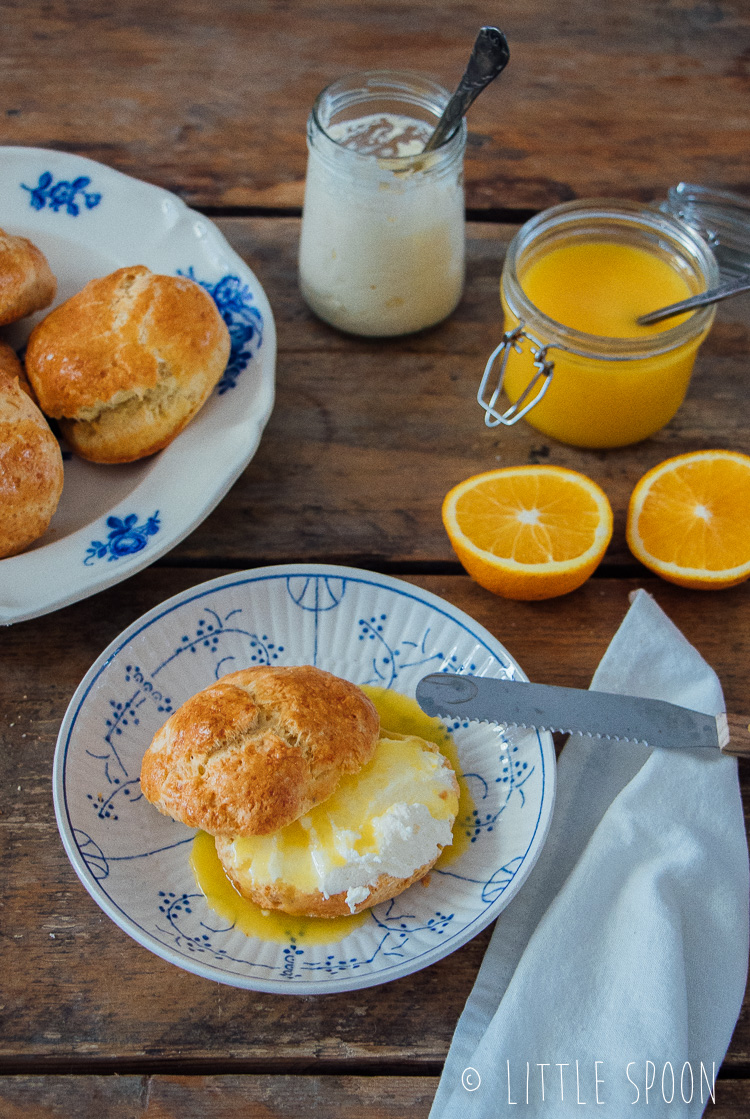 Kardemomscones met orange curd en clotted cream