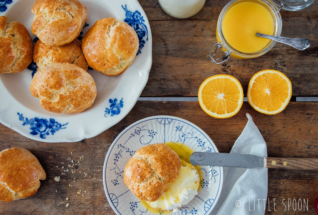 Kardemomscones met orange curd en clotted cream