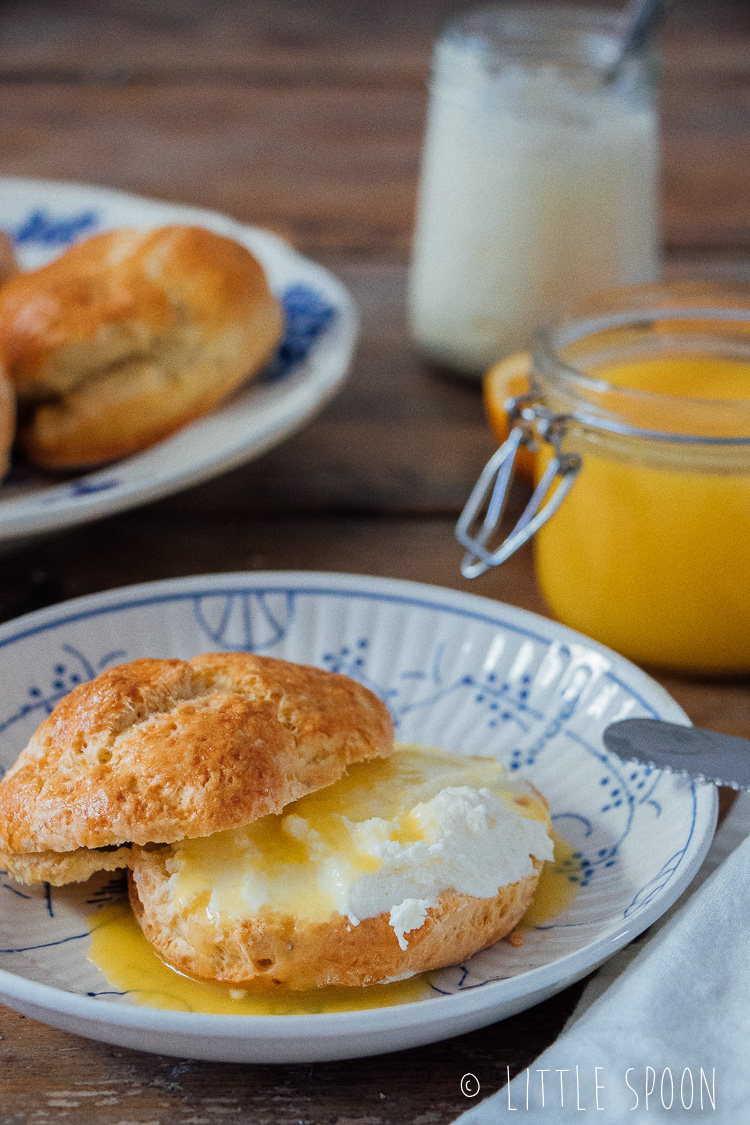 Kardemomscones met orange curd en clotted cream