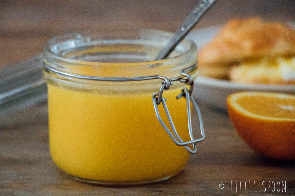 Kardemomscones met orange curd en clotted cream