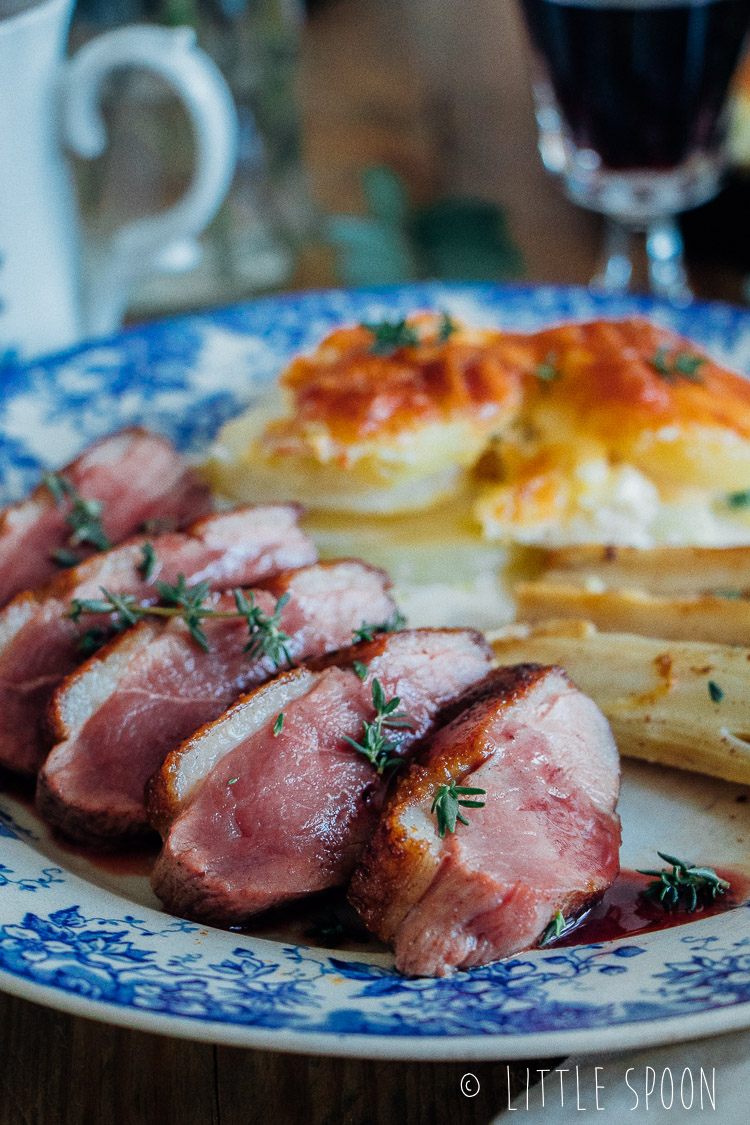 Op het vel gebakken eendenborst met portsaus, gekarameliseerde witlof en gratin van aardappel en knolselderij