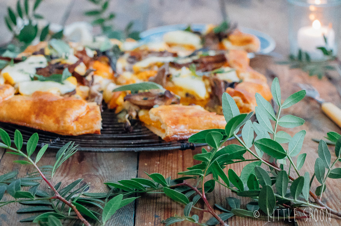 Pompoengalette met paddestoelen, verse groene kruiden en chaumes