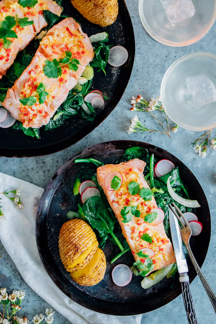 Zalm uit de oven met een dressing van limoen, rode peper en gember op een bedje van spinazie, prei en venkel