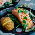 Zalm uit de oven met dressing van limoen, citroen en rode peper op een bedje van prei en venkel