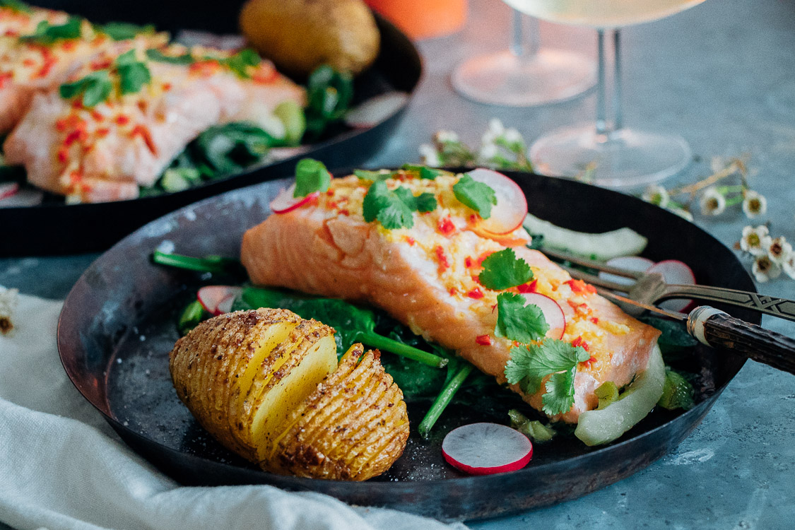 Zalm uit de oven met een dressing van limoen, rode peper en gember op een bedje van spinazie, prei en venkel