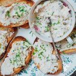 Voor bij de borrel // Forelmousse op knapperige toast
