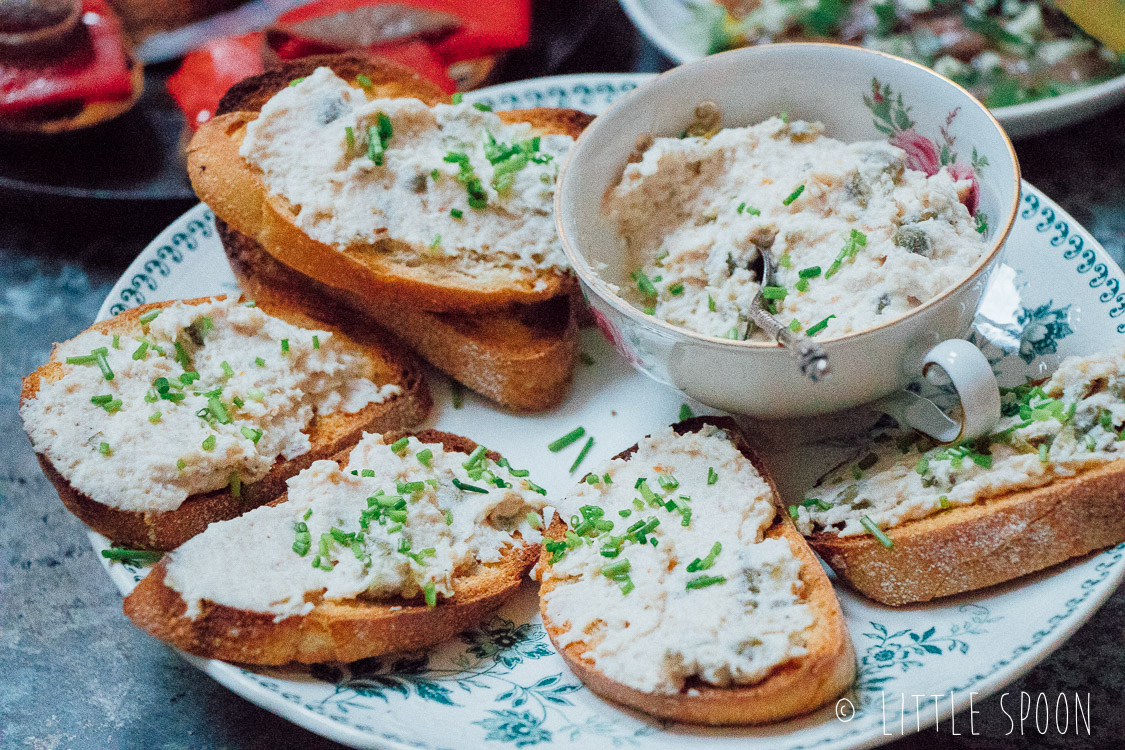 Forelmousse op knapperige toast