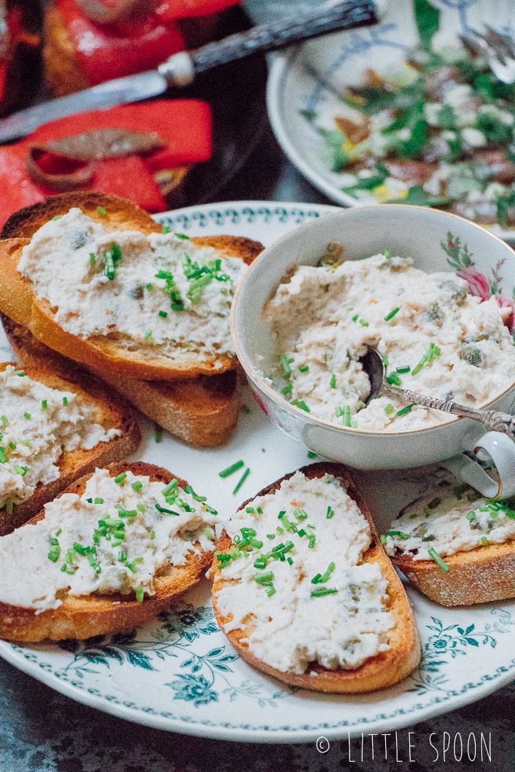 Forelmousse op knapperige toast