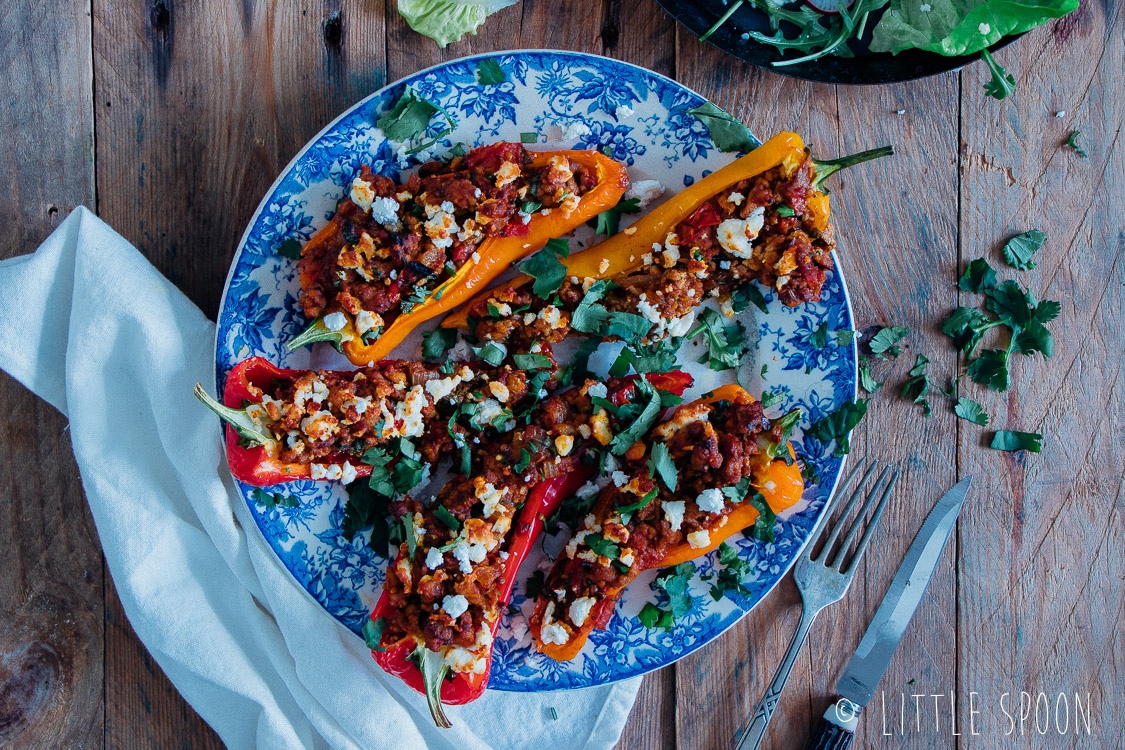 Gevulde puntpaprika's met kip, ras el hanout en feta