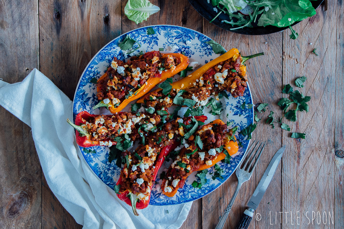 Gevulde puntpaprika's met kip, ras el hanout en feta