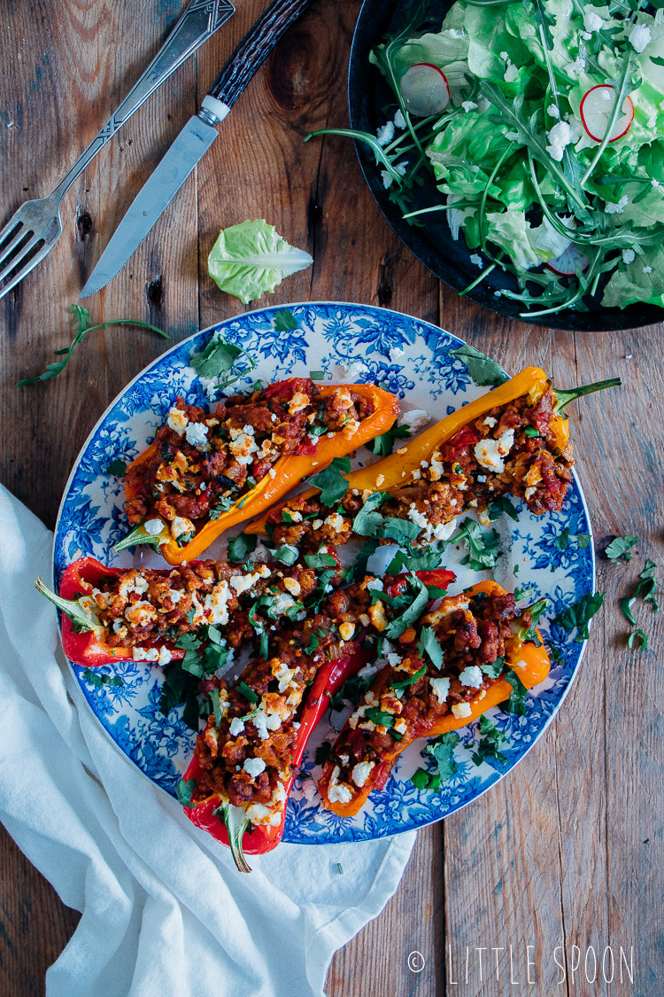 Gevulde puntpaprika's met kip, ras el hanout en feta